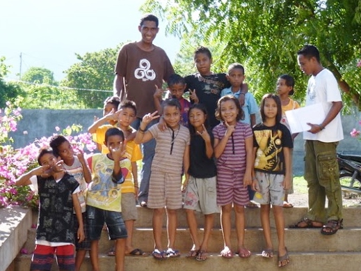 Contribuir a la felicidad de los jóvenes. Larantuka, Indonesia. H. Andreas en el centro, H. Frencky a la dcha.