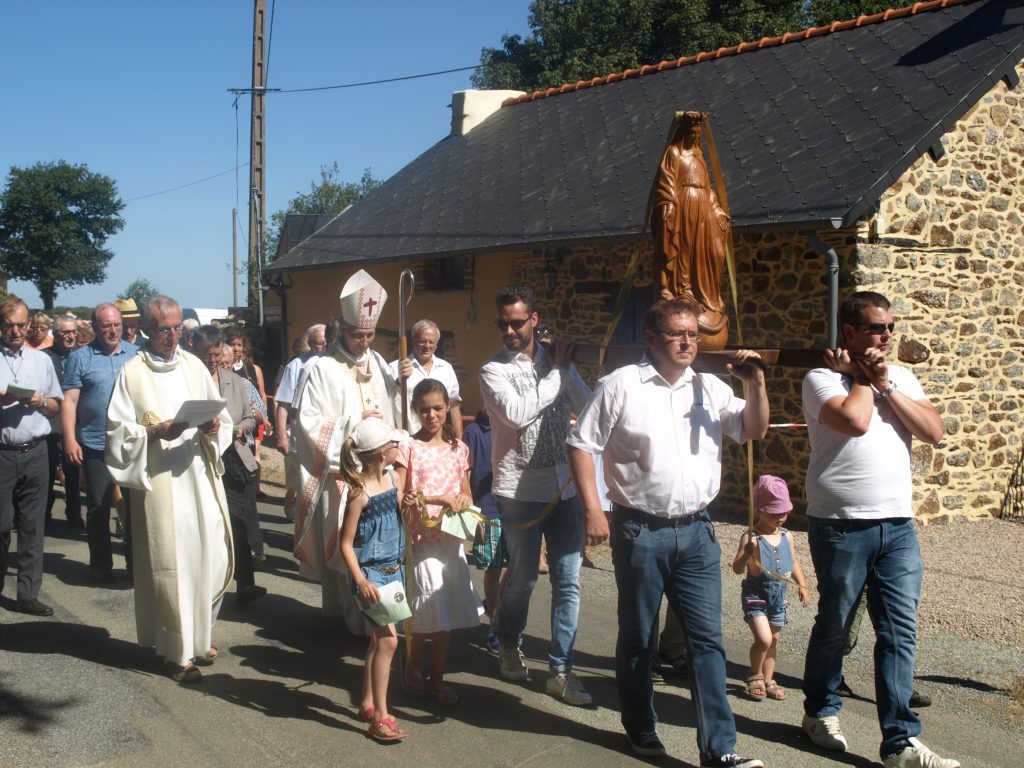 Plusieurs Frères ont porté la statue de la Vierge en procession.